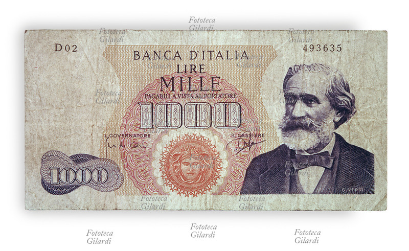 MONETE Banconota italiana da Mille Lire in corso nel 1960-1965 circa. A fronte il ritratto di Giuseppe Verdi, musicista. Al centro nel bollo rosso la testa di medusa.