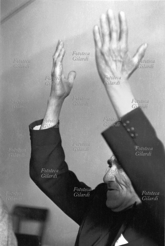 CASTELSARACENO uomo anziano procede alla narrazione di un episodio di \