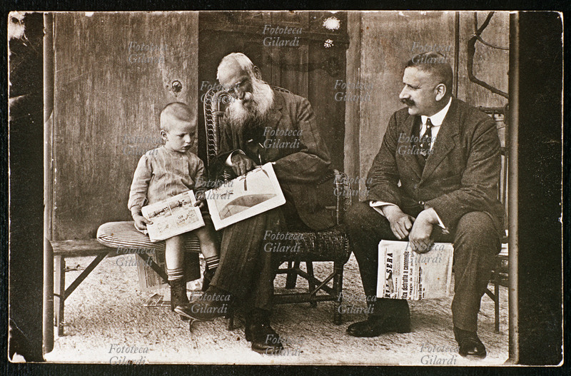 CORRIERE DELLA SERA Nonno, figlio e nipote leggono il giornale. L\