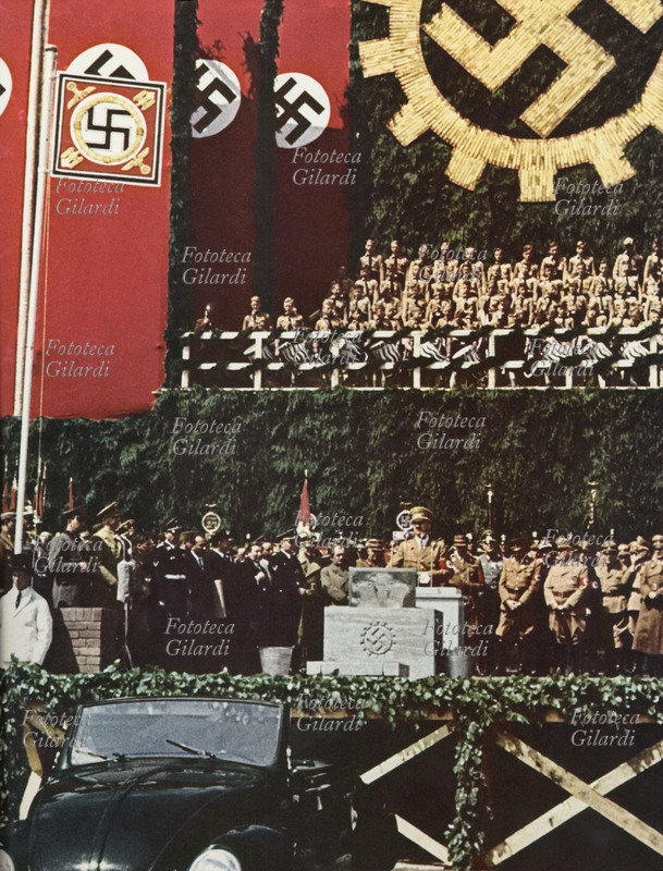 NAZISMO Hitler riceve la prima Volkswagen prodotta, e promette la produzione di una \