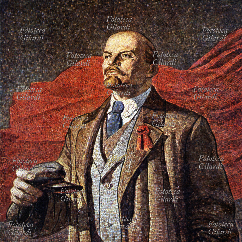 Vladimir Ilic LENIN (1870-1924) ritratto sullo sfondo di una enorme bandiera rossa. Mosaico commemorativo di anonimo, 1958