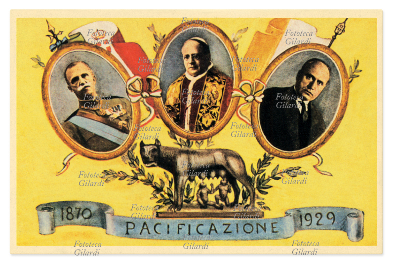CONCORDATO Cartolina celebrativa dei Patti Lateranensi. Vi sono raffigurati: Vittorio Emanuele III (11 novembre 1869 – 28 dicembre 1947), Pio XI (Achille Ratti, 31 maggio 1857 – 10 febbraio 1939) e Benito Mussolini (29 luglio 1883 – 28 aprile 1945); i tre ritratti in ovale sono sovrapposti alle bandiere, sotto di loro la lupa capitolina e un cartiglio con la scritta \