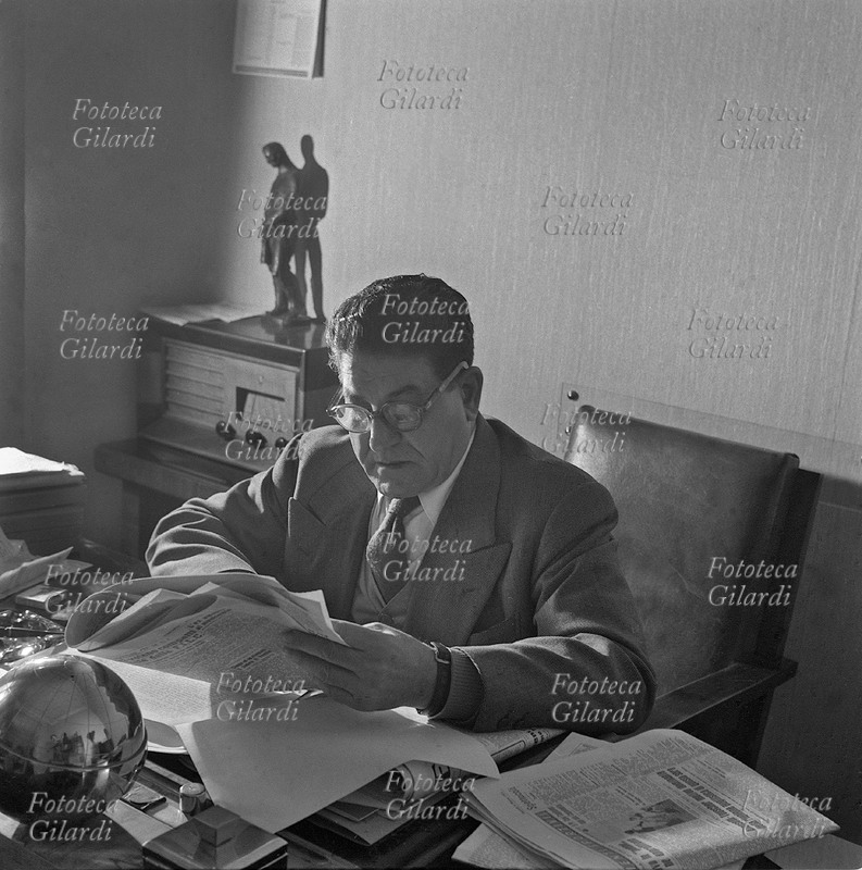 Giuseppe DI VITTORIO (11 agosto 1892 – 3 novembre 1957) ritratto alla sua scrivania mentre legge i giornali. Militante nel Partito Socialista fino al 1924, aderì poi al Partito Comunista. Fu segretario generale della CGIL (1945-1957) e della Federazione sindacati mondiali (1949-1957). Fotografia di Ando Gilardi (1921 - 2012) #andogilardi, Italia 1955 circa.