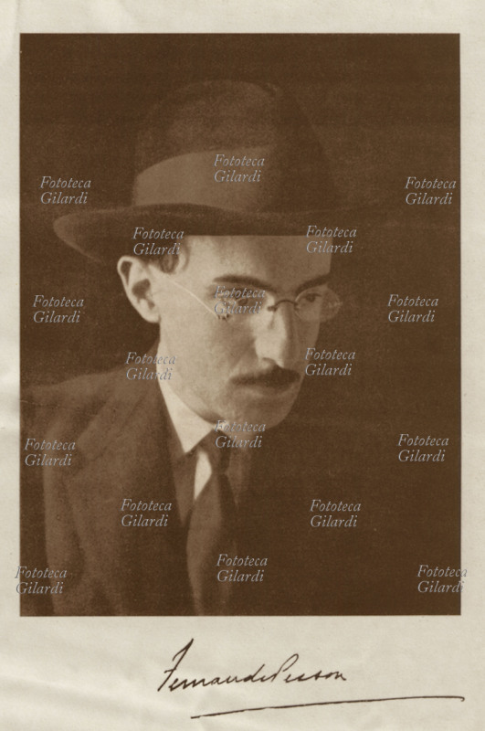 Fernando PESSOA (13 giugno 1888 – 30 novembre 1935), ritratto promozionale del poeta portoghese, fotografato quando la sua effigie richiamava agli amanti della letteratura l\