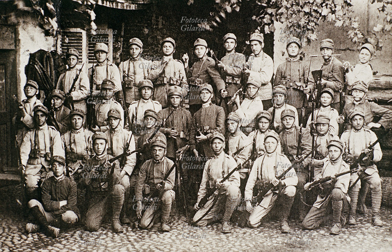 PRIMA GUERRA MONDIALE Foto ricordo di gruppo di una divisione di fanteria. Posano tutti con il fucile a baionetta in mano e l\