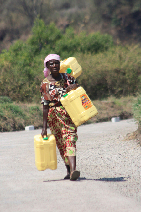 AFRICA REFUELING WATER IN JERRY CANS