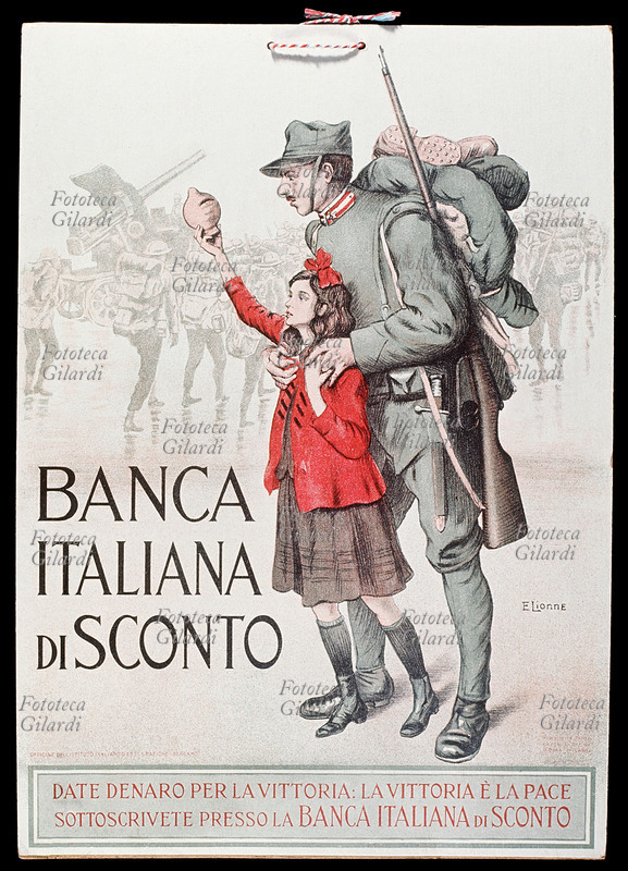 PRESTITO DI GUERRA Una bambina accompagnata da un soldato porge un salvadanaio per le offerte, illustrazione di Enrico Lionne (Enrico della Leonessa, 12 luglio 1865 – 16 giugno 1921). Cartolina della Prima Guerra Mondiale per la propaganda per un Prestito di Guerra emesso dalla Banca Italiana di Sconto. Italia, 1917 - 1918.