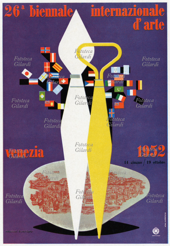 BIENNALE un pennello e un modellatore stilizzati davanti a uno sfondo di piccole bandiere internazionali e una tavolozza che riporta la pianta di Venezia. Manifesto di Erberto Carboni (22 novembre 1899 – 5 novembre 1984) per la XXVI edizione della Biennale Internazionale d\