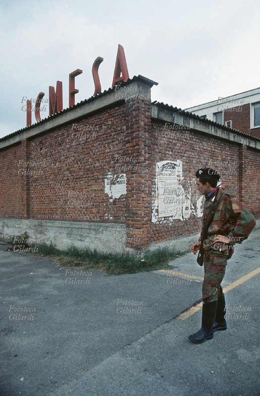 POLLUTION Income of garrisoned factory ICMESA military. The 10 July 1976 a dioxine cloud leak from the chemical plant of Seveso contaminating the surrounding territory provoking one of the greatest environmental disasters. Inside a reactor of the factory the Tcf was produced triclorofenolo (), raw materials for the cosmetic production, disinfectants weeding hospitals worker and. The temperature had to be maintained under the 156 degrees. To advanced temperatures, in fact, the dioxine formation begins (Tcdd), a most powerful poison. Higher it is the temperature, more dioxine form. The 10 July, instead, in the reactor, the temperature rooms suddenly until to exceed the 300 degrees. The safety valve breaks and leaks a vapor cloud that the wind transports for some kilometer in south-east direction, over the cities of Meda and Cesano Maderno. Four days more late the first cases of skin burns are recorded on the skin children and adults and a moria of rabbits. Also the leaves of the trees begin to wither. Ten days after, eighteen people were ricoverate in hospital. The mayor of Seveso prohibited to eat the ortaggi and advised to wash the hands carefully. Fifteen days after the incident the evacuation of the zone was ordered, because also the houses turned out contaminated.