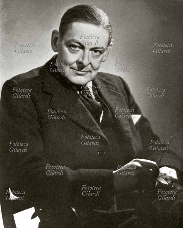 Thomas Stearns ELIOT (1888-1965) poeta, critico e drammaturgo statunitense, premio Nobel nel 1948. Ritratto fotografico in bianco e nero, 1950