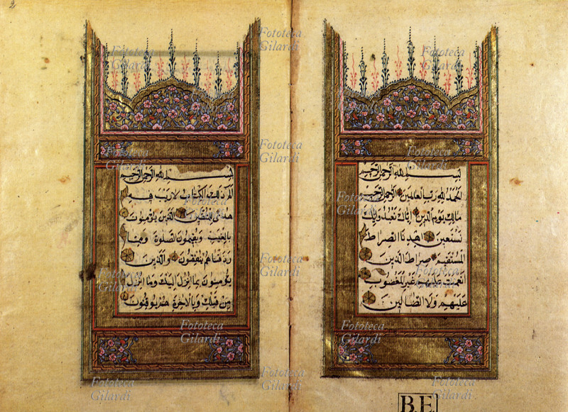 CORANO Decorato con disegni a penna policromi. Legatura originale in cuoio rossiccio a busta. In queste due pagine il testo e inscritto dentro una raffinata cornice moresca in oro con decorazioni floreali. Manoscritto in arabo del XVII secolo.