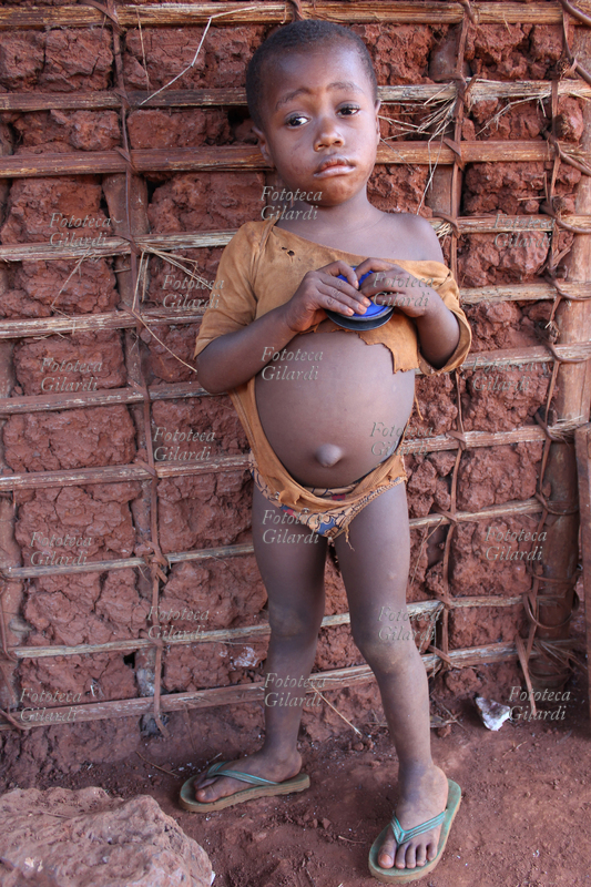 AFRICA bambino appartenente a un gruppo etnico chiamato genericamente \