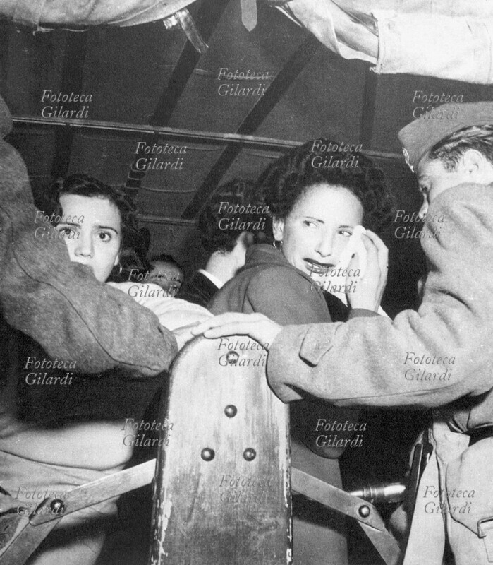 DOPOGUERRA Roma: rastrellamento di prostitute, che probabilmente operavano in autonomia e senza autorizzazione, sfuggendo al controllo economico e sanitario delle Case di Tolleranza. Italia, 1946.