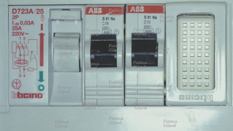 SALVAVITA dettaglio del quadro di un interrutore automatico differenziale installato a protezione di un impianto domestico. Milano, 2000.