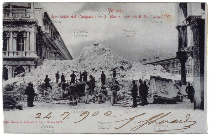 VENEZIA Veduta ravvicinata delle rovine del campanile di San Marco, crollato il 14 luglio 1902. Cartolina postale fotocollografica realizzata nei giorni immediatamente successivi al disastro; è interessante notare la data di spedizione: 24/7/902, solo 10 giorni dopo il crollo. Venezia 1902