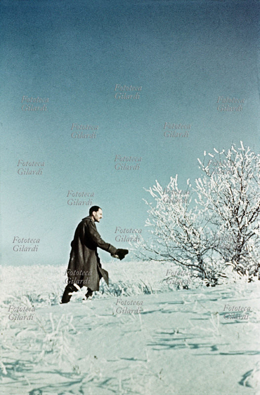 II G.M. URSS ITALIA Il tenente alpino Roberto Cacchi (1914-2004) sul fronte del Don. Il tenente, autore di rare testimonianze fotografiche a colori della tragica spedizione in Russia, aveva chiesto all\