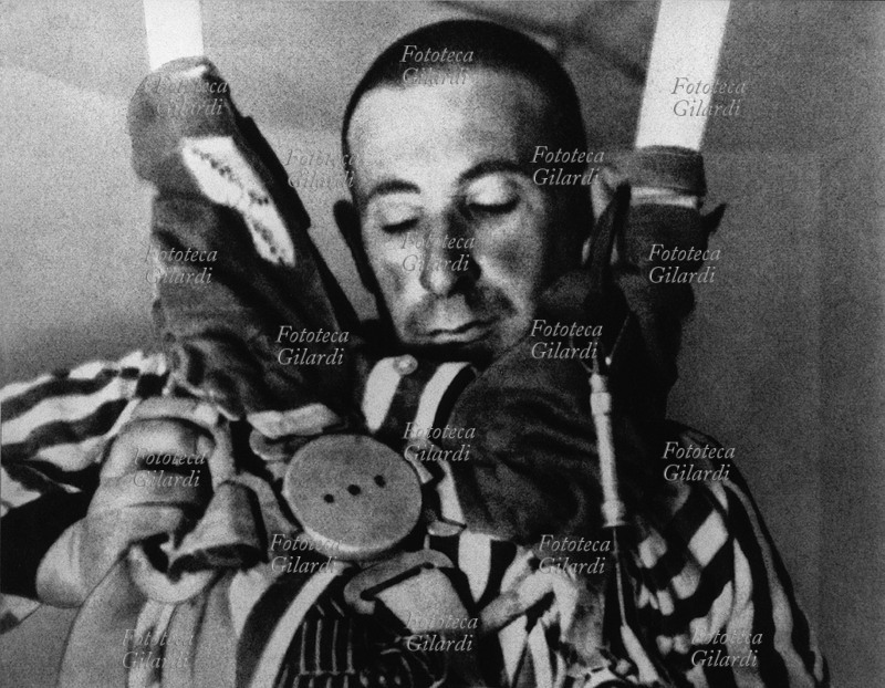 NAZISMO dettaglio del volto di una cavia umana nel laboratorio medico del campo di Dachau. Si sperimentava, fino al decesso, la resistenza umana al vento caldo o freddo ricreando artificialmente alcune condizioni estreme nelle quali poteva trovarsi un soldato paracadutato. Germania, 1943.