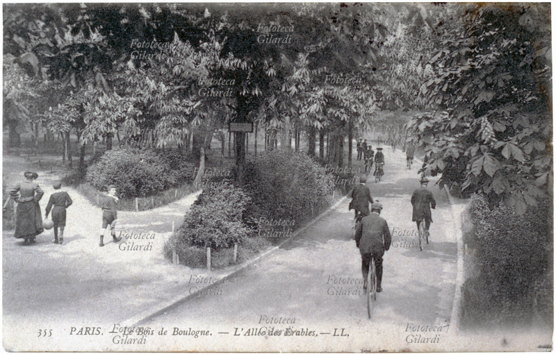 PARIS view of the Bois de Boulogne, the allée des Erables with intense traffic of bicycles, among cyclists also a woman; on the left, a lady with two kids. Fotocollografia, Paris 1907