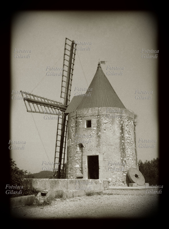 Alphonse DAUDET (1840-1897) veduta fotografica del Mulino di Daudet a Fontvieille vicino ad Arles in Provenza, XX secolo