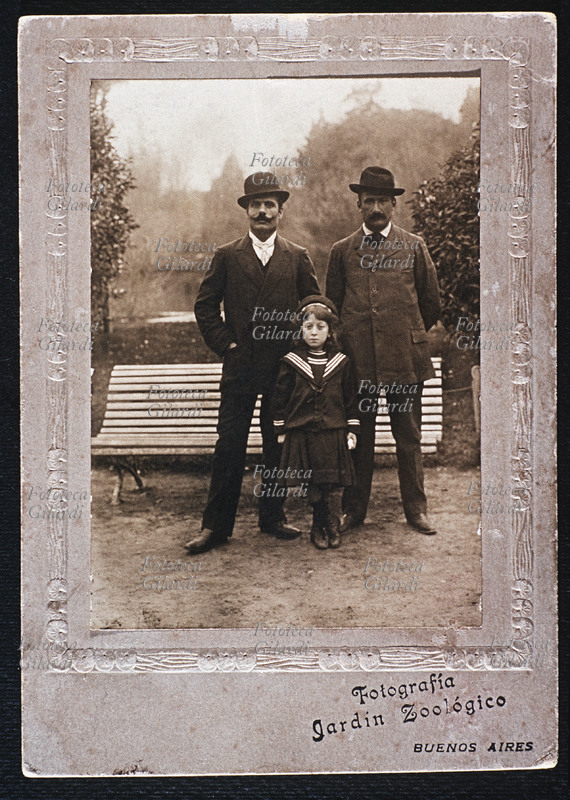 FAMIGLIA fotografia ricordo al giardino zoologico, due uomini in posa con una bambina vestita alla marinara. Fotografia di anonimo, Buenos Aires 1910 circa.