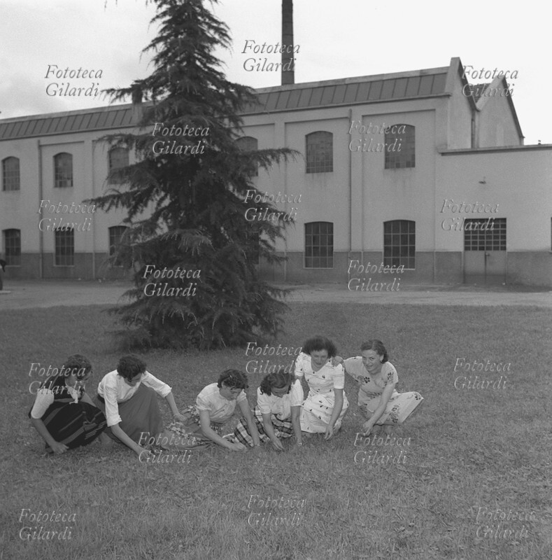 STORIA DEL MOVIMENTO OPERAIO nel corso delle lotte contro la smobilitazione ed i licenziamenti, le lavoratrici del Cotonificio Valle Ticino passano le interminabili ore dell\