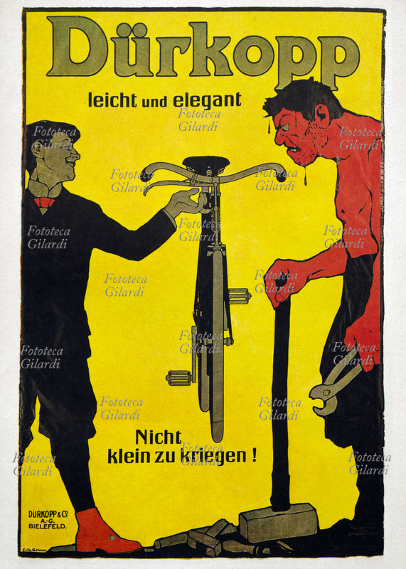 BICICLETTA DÜRKOPP leggera ed elegante. Un agile ciclista, spavaldo e impeccabile negli abiti sportivi, regge la due ruote con un solo dito, sospesa davanti al viso di un omaccione accaldato che si affatica con mazza e tenaglie. Lo slogan lascia intendere che nel confronto fra agilità e forza bruta l\