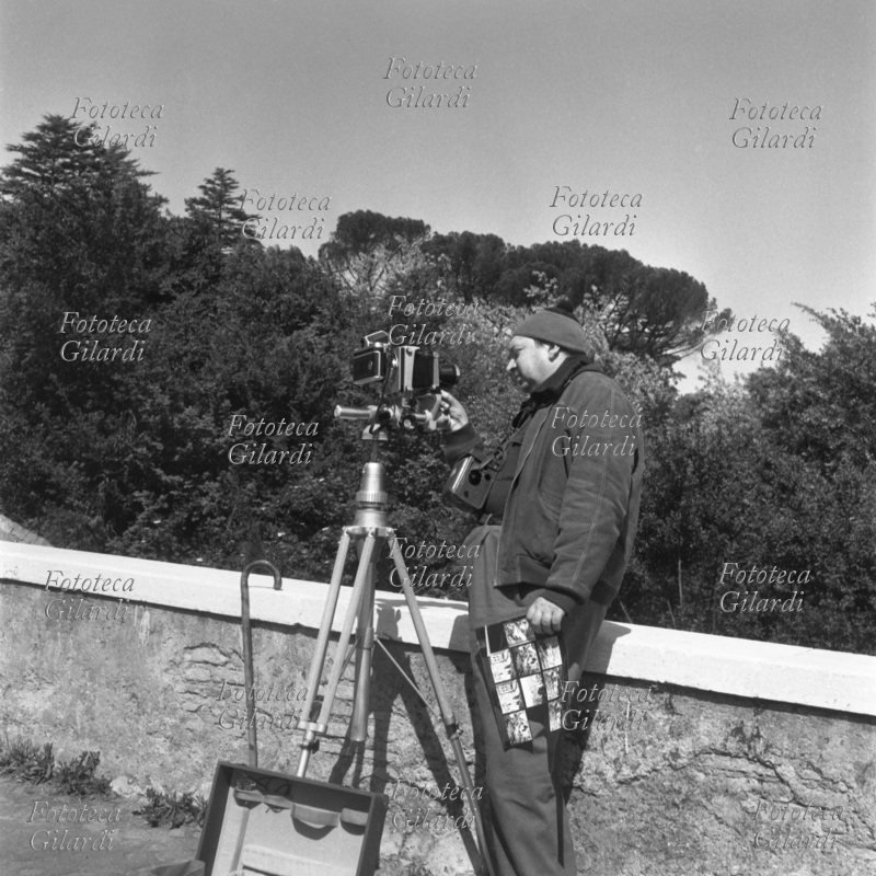 STORIA DELLA FOTOGRAFIA Ando Gilardi (1921 - 2012) carica l\