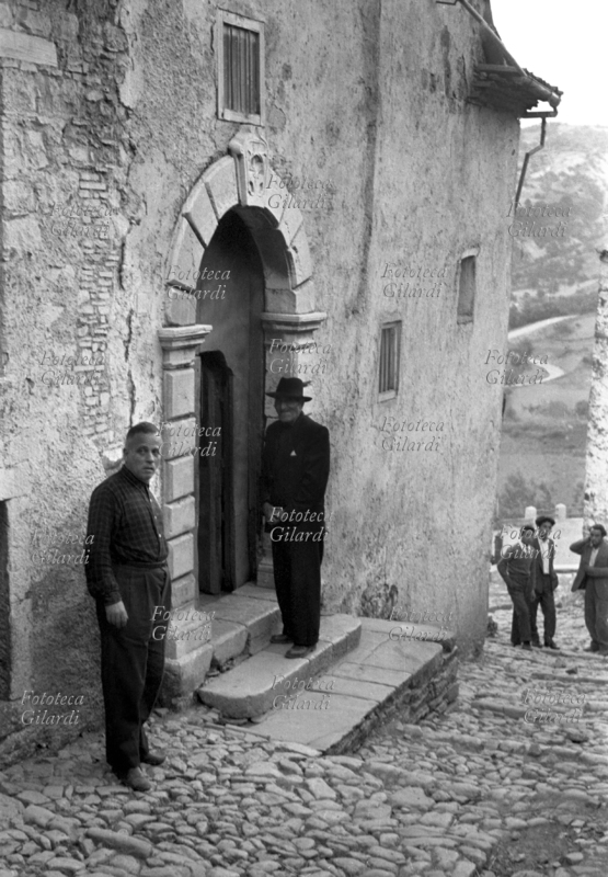 Ernesto DE MARTINO (1908 - 1965) a Castelsaraceno (PZ) con un uomo anziano davanti alla soglia di casa sua; l\