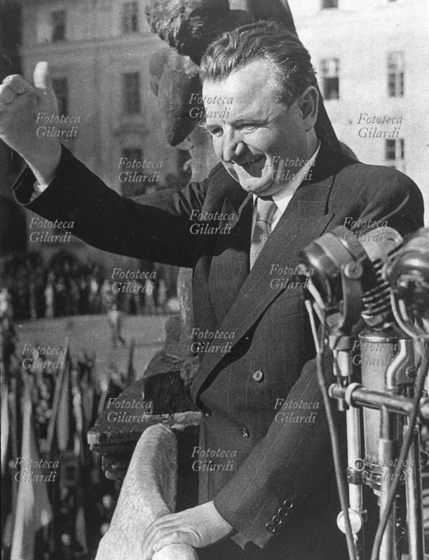 Klement GOTTWALD (23 novembre 1896 – 14 marzo 1953) ad un comizio, all\