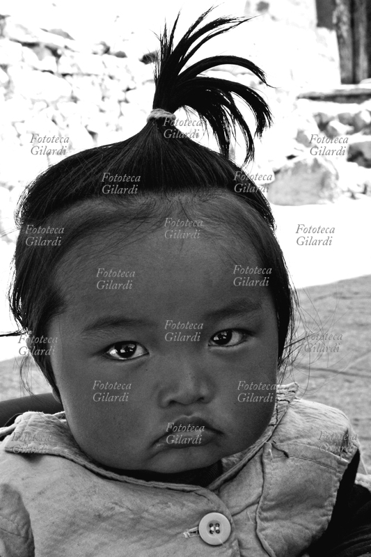 TIBET Lhasa - Ritratto di una bimba tibetana, maggio 2009