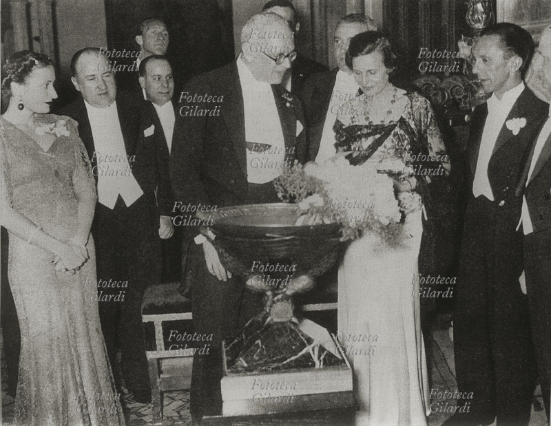 FASCISMO Edda Ciano Mussolini (a sinistra) consegna il \