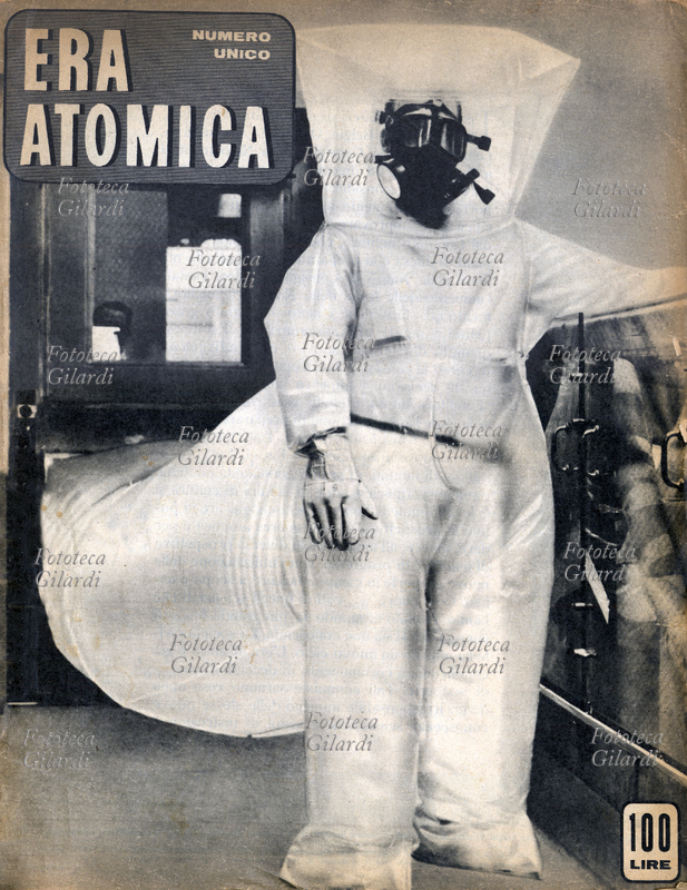 GUERRA FREDDA un tecnico scienziato indossa una elaborata tuta anticontaminazione, collegata a un macchinario. Copertina del numero unico \