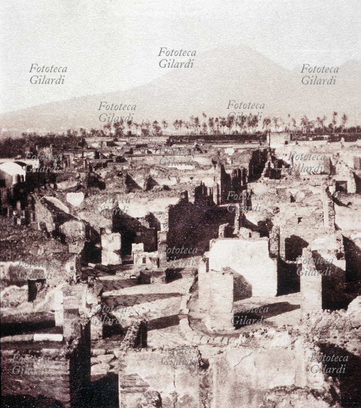 POMPEI Panorama della città dinnanzi al Vesuvio. Fotografia, 1860 circa.