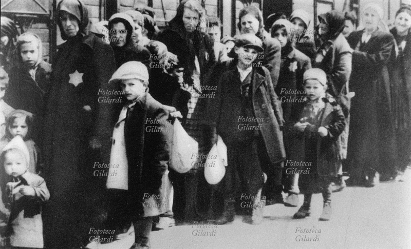 II GM NAZISMO appena arrivati dai trasporti, donne, anziani e bambini sulla \