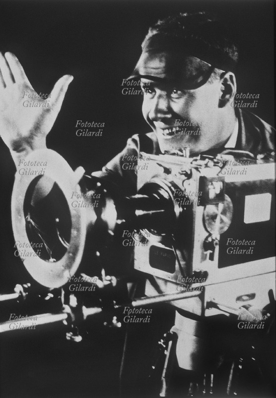 Sergej Michajlovic EISENSTEIN (1898-1948) il regista russo ritratto dietro la macchina da presa nel 1937 circa.