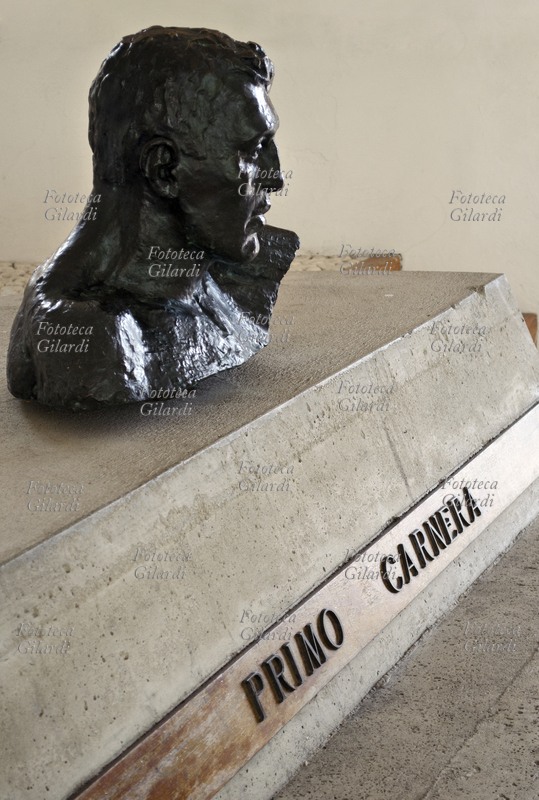 Primo CARNERA (25 ottobre 1906 - 29 giugno 1967) pugile, lottatore e attore italiano, naturalizzato statunitense nel 1953. Dopo un\