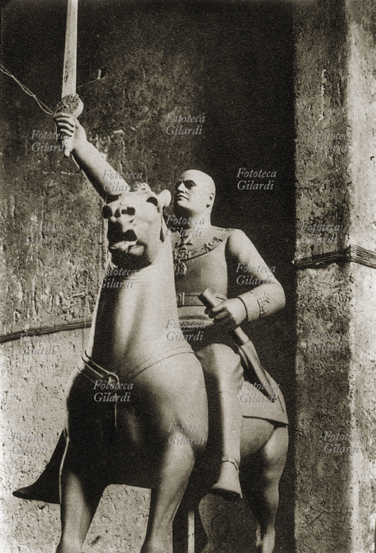 A.O.I WAR. 1937 equestre Statue representing founding Mussolini of the Empire, with the Islamic sword and the collar of the Announced one.
