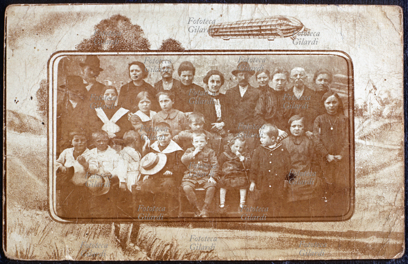 FAMIGLIA - Foto di gruppo di una famiglia patriarcale dell\