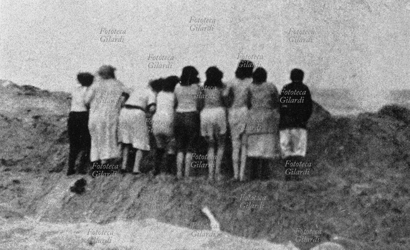 NAZISMO Donne ebree spogliate e messe in fila sul bordo di una enorme fossa a piccoli gruppi, quindi fucilate. Questa visione ravvicinata di un gruppo, qualche secondo prima dell\