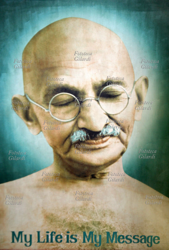 Mohandas Karamchand GANDHI (1869-1948) Un manifesto che ritrae Gandhi con la frase \