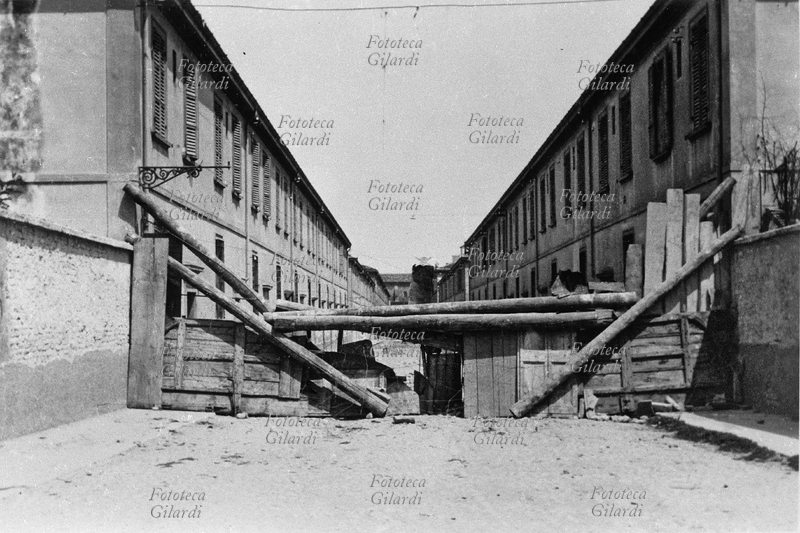 ITALIA Parma: insurrezione popolare contro il fascismo. Barricate in via della Salute Per le strade della città le barricate sono difese dagli Arditi del Popolo contro le bande fasciste di Italo Balbo, Agosto 1922