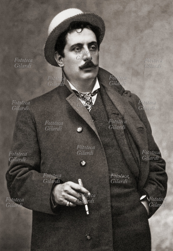 Giacomo PUCCINI (1858-1924), compositore ritratto fotografico, con sigaro e paglietta. Nato a Lucca da una famiglia di musicisti, trasferitosi a Milano legò la propria carriera musicale alla casa editrice Ricordi. Dotato di un infallibile senso teatrale, finissimo melodista e orchestratore viene considerato il maggior operista italiano al cambio del secolo XIX e XX. Ritratto fotografico di Mario Nunes Vais (1856-1932), 1895 circa