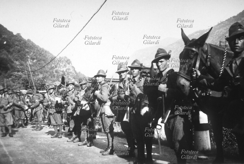 I G.M. ITALIA alpini in partenza per una spedizione attendono in rivista, ciascuno con il suo mulo. Italia, XX secolo.