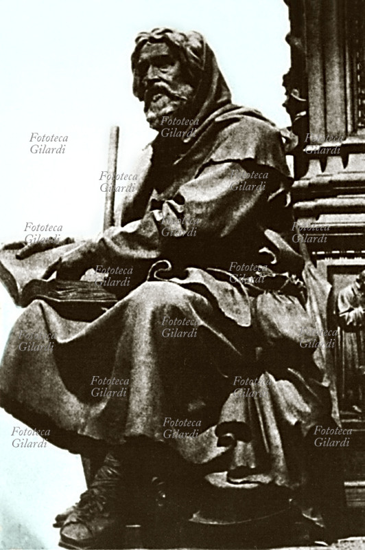 Pietro VALDO (1140 - 1206 circa) o Valdo di Lione. Ricco mercante, elargì i suoi beni in beneficenza e si dedicò alla predicazione del ritorno alla purezza e alla semplicità del cristianesimo primitivo; raccolse intorno a sé numerosi seguaci, ma il Clero non approvava la lettura della Bibbia e tantomeno la predicazione di essa al popolo, in volgare, da parte di laici; perciò i componenti del primo nucleo della futura chiesa riformata Valdese furono condannati come eretici e colpiti dalla scomunica di papa Lucio III. Dettaglio della base del monumento a Lutero nel complesso dedicatogli nella città di Worms, progettato da Ernst Rietschel (1804 - 1861) ma completato dai suoi assistenti alla sua morte e inaugurato nel 1868. Germania, XIX secolo.