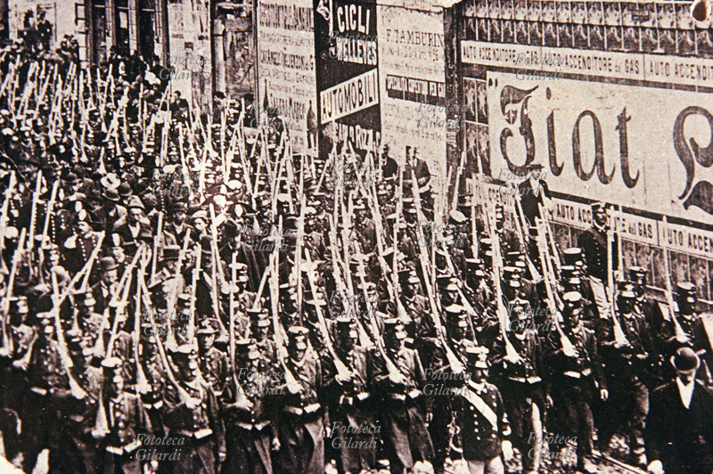 MILANO Moti per il caro pane. I dimostranti arrestati, sono condotti in prigione sotto scorta di sette file di gendarmi. Dettaglio con la testa del corteo: al centro i dimostranti arrestati. Milano, 10 maggio 1898.