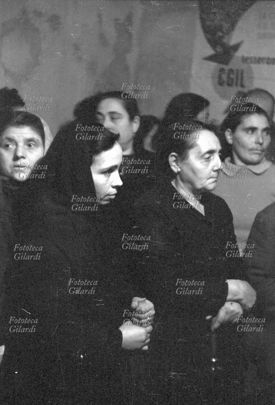 SINDACATO riunione nei locali del campo sportivo del paese. In primo piano donne braccianti raccoglitrici di olive. (taglio verticale) Fotografia di Ando Gilardi (1921 - 2012) #andogilardi, Gioia Tauro (RC) 1958.
