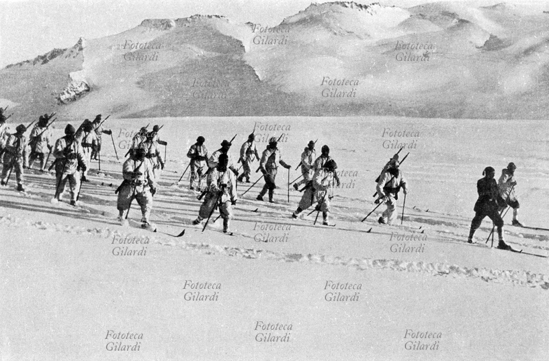 PRIMA GUERRA MONDIALE Adamello: alpini sciatori in tuta mimetica da neve, sulla vetta del Mandrone. Italia, gennaio 1918