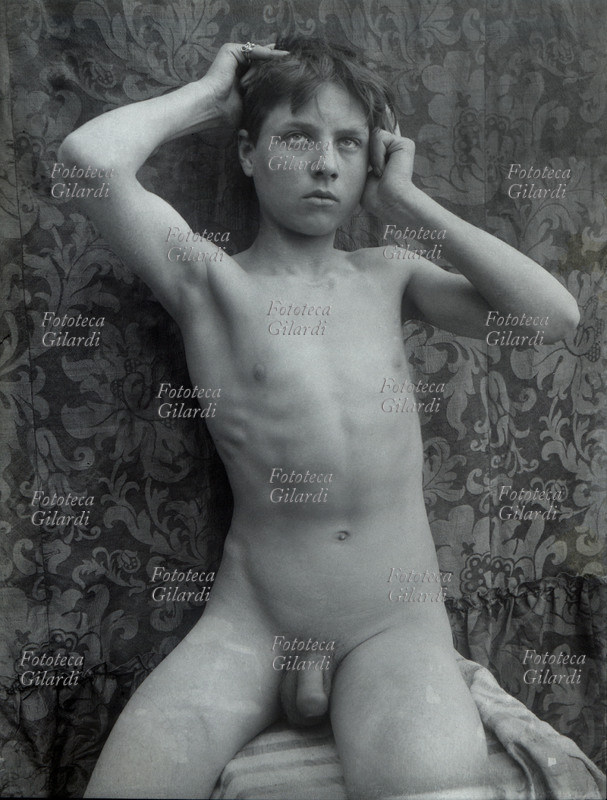 EROS nudo maschile a mezzobusto di giovanetto adolescente, ancora imberbe, in atteggiamento pensieroso. Fotografia attribuita a Wilhelm von Plüschow (1852-1930), Italia circa 1900