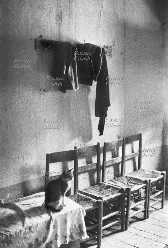 LUCANIA La stanza della maciara del paese. All\