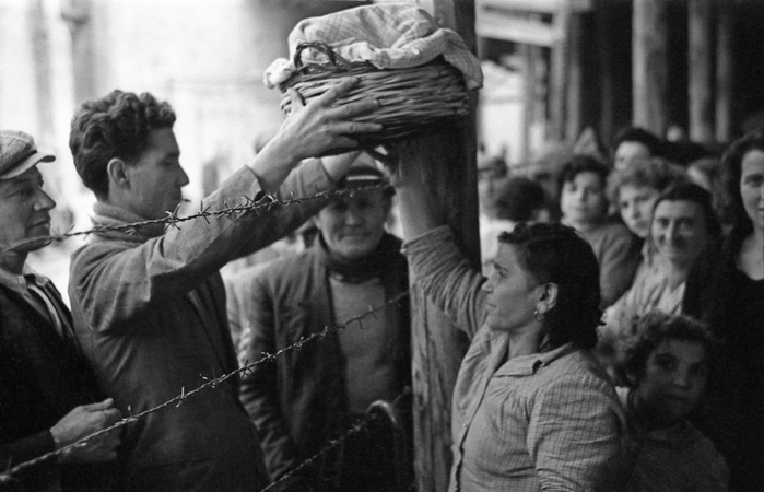 DIVISI DAL FILO SPINATO UNITI NELLA LOTTA DIVISI DAL FILO SPINATO UNITI NELLA LOTTA